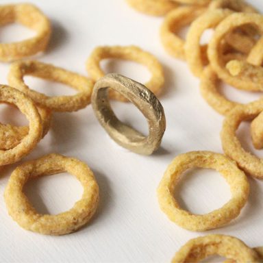 Encargo personalizado de anillo de compromiso con forma de Chasqui